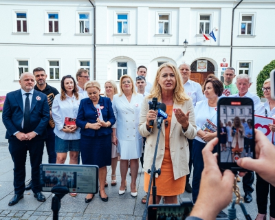 Rzeszów, konferencja prasowa Koalicji Obywatelskiej na temat edukacji z udziałem Elżbiety Łukacijewskiej.